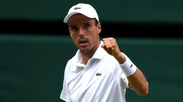 Roberto Bautista Agut pumps his fist