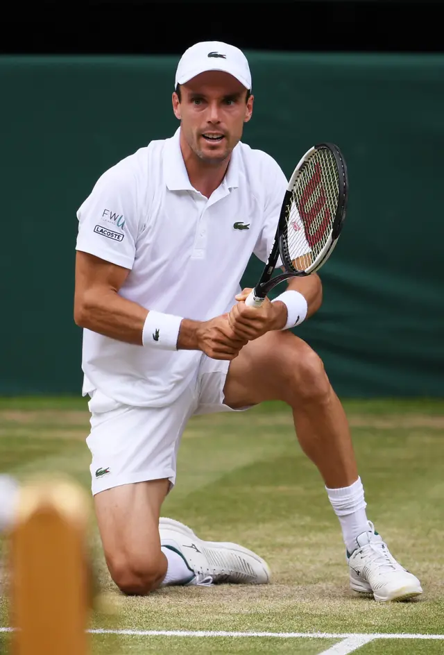 Roberto Bautista Agut takes a knee