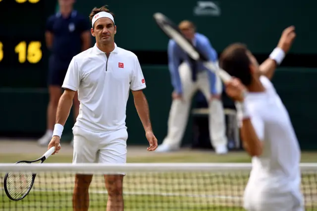 Roger Federer gives Novak Djokovic an icy stare