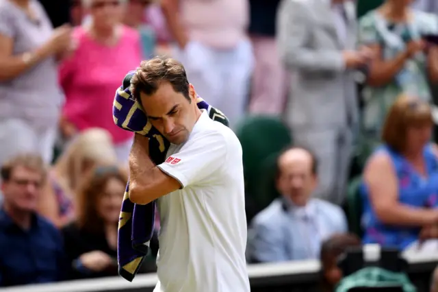 Roger Federer towels himself down