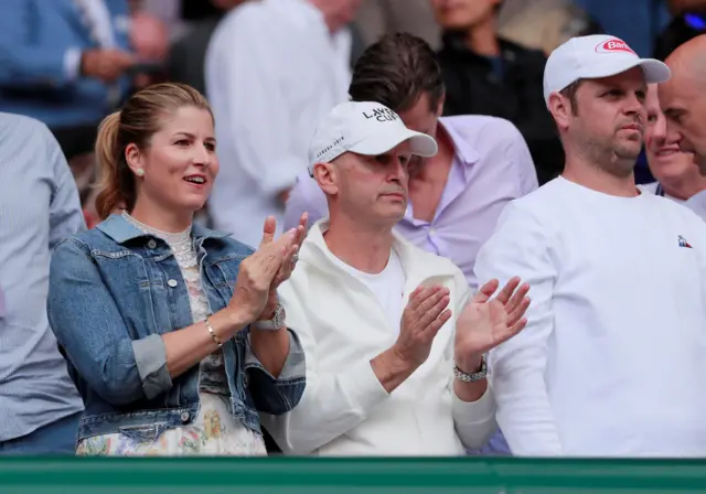 Mirka Federer clapping