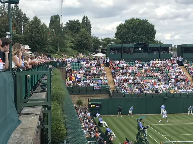 Court 18 crowd