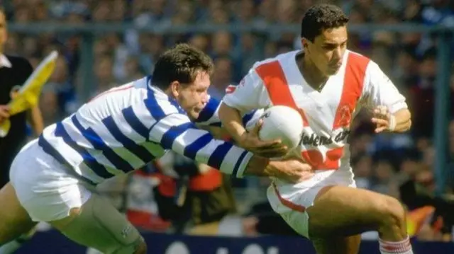 Mark Elia getting away from Graham Eadie in the 1987 Challenge Cup final