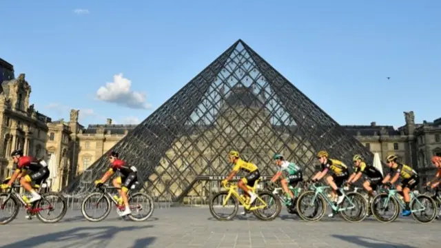 Tour de France passes the Louvre