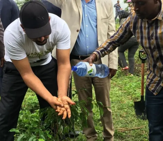 Prime Minister Abiy washes soil from his hands