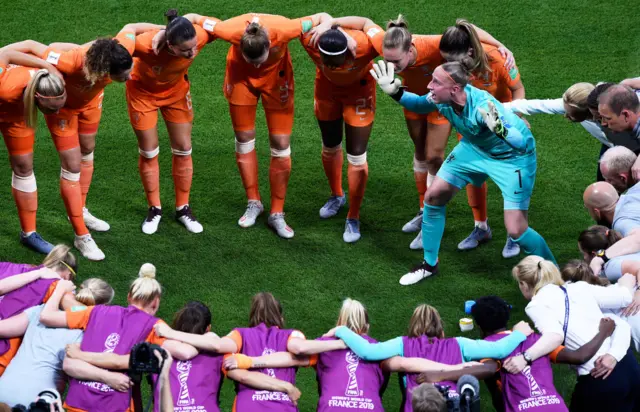 Netherlands huddle