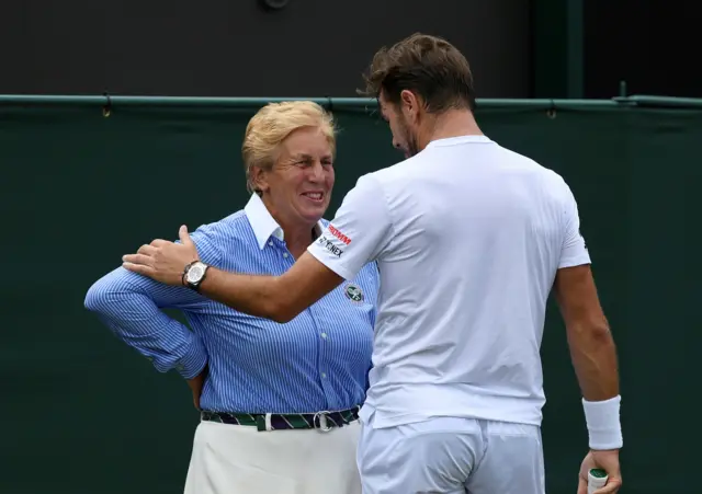 Stan Wawrinka with a line judge he accidentally struck with his raquet