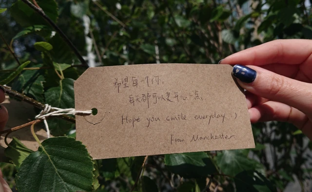A note with Hope You Smile Every Day written on it