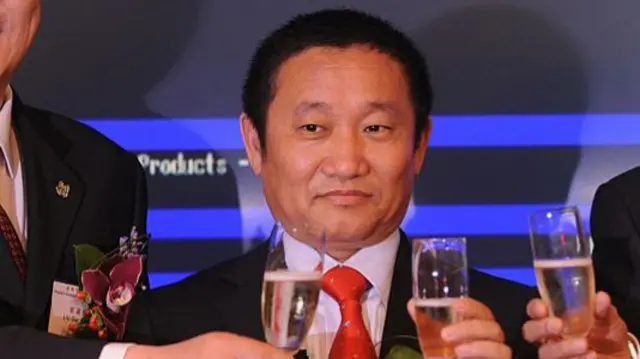 China's Liaoning province Deputy Governor Liu Guoqiang (L), China Zhongwang Holdings Chairman Liu Zhongtian and Hong Kong Stock Exchange Chairman Ronald Arculli (R) toast just after trading had started at the stock exchange in Hong Kong on May 8, 2009.