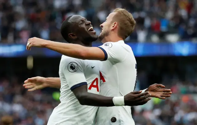 Harry Kane celebrates with Moussa Sissoko