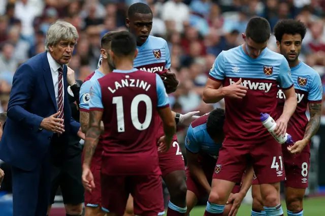 Manuel Pellegrini takes the chance to talk to his West Ham players