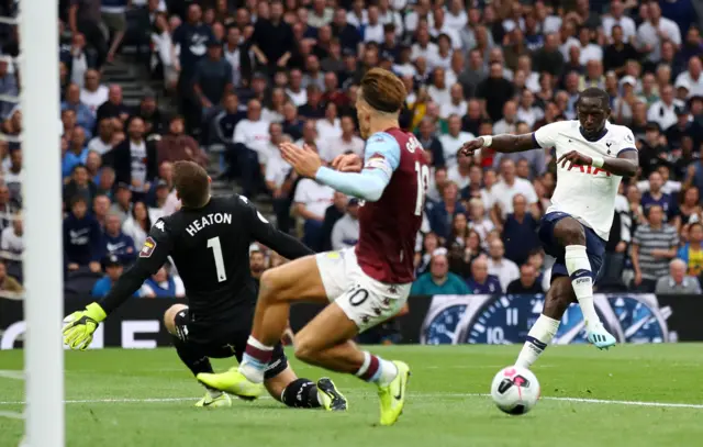 Moussa Sissoko drags a shot wide