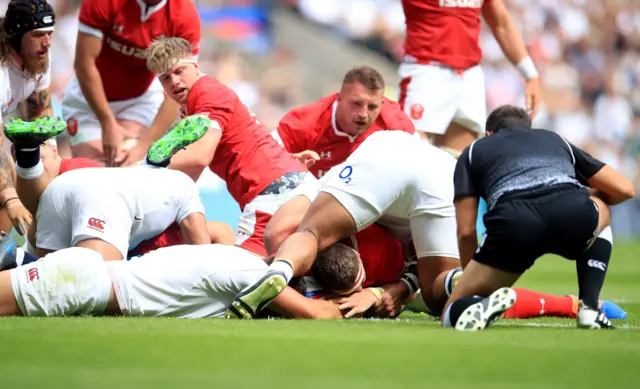 Alun Wyn Jones pulls another try back for Wales