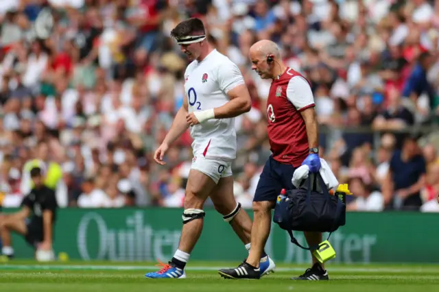 Tom Curry leaves the pitch