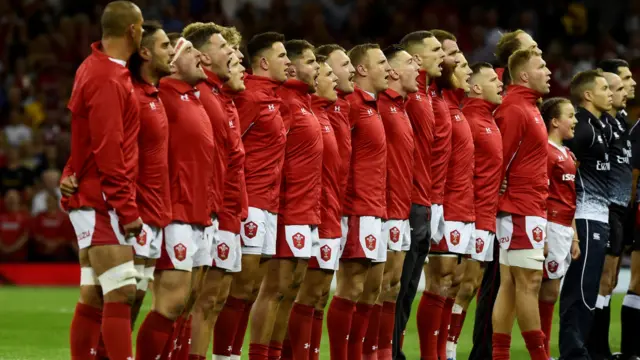 Wales sing the national anthem