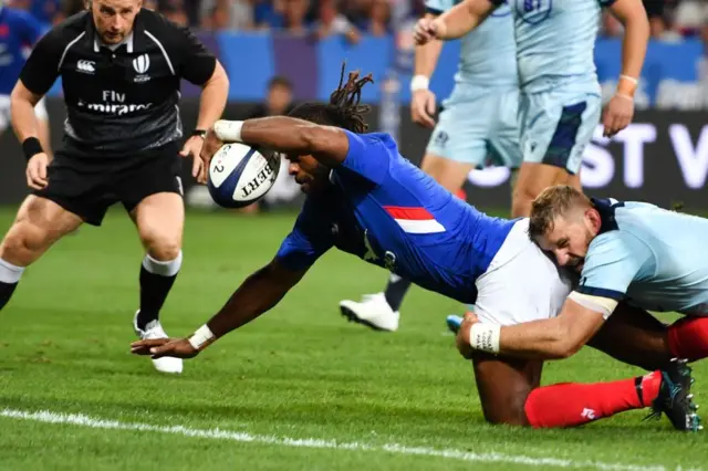 Raka scores France's first try