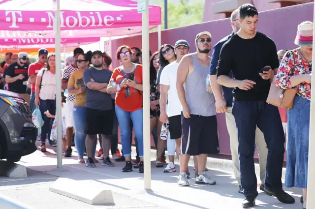 People queue to donate blood in El Paso