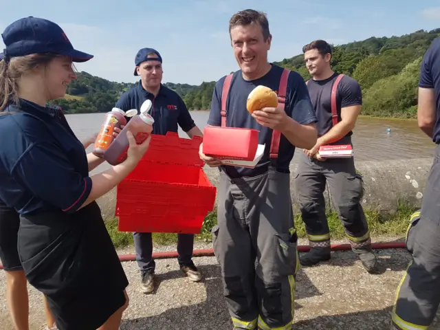 RRT take food to firefighters