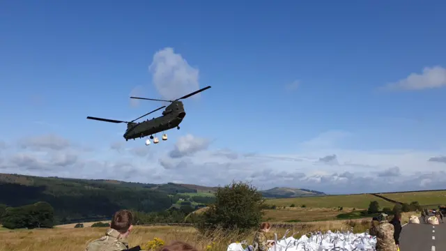 RAF Chinook taking aggregate to the dam