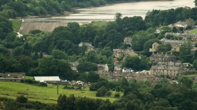 Whaley Bridge: Residents allowed home - BBC News