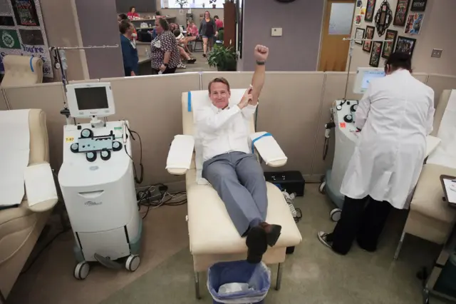 Lt Gov donates blood