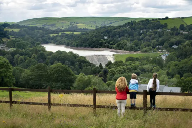 children overlook reservoir