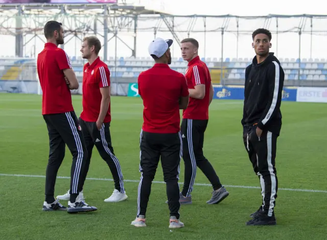 The Aberdeen players share a chat on the pitch