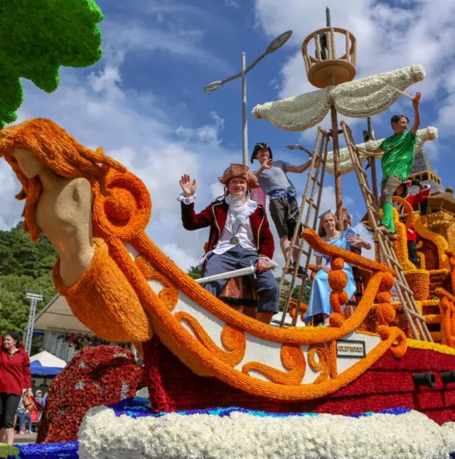 Battle of Flowers float