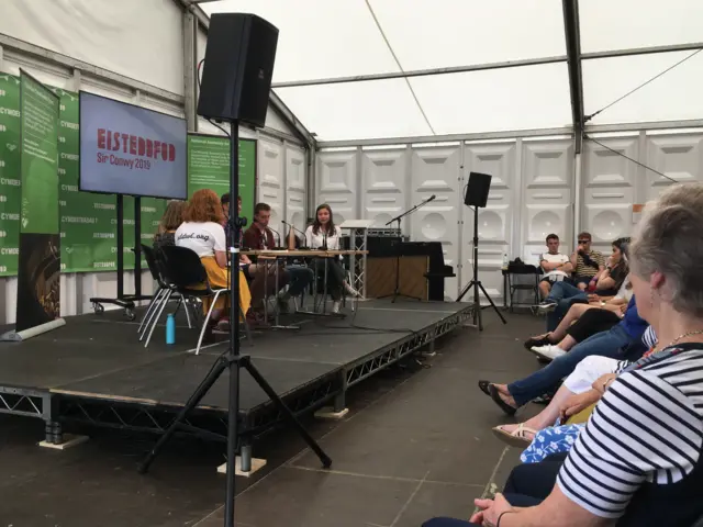 panel Byw yn fy Nghroen