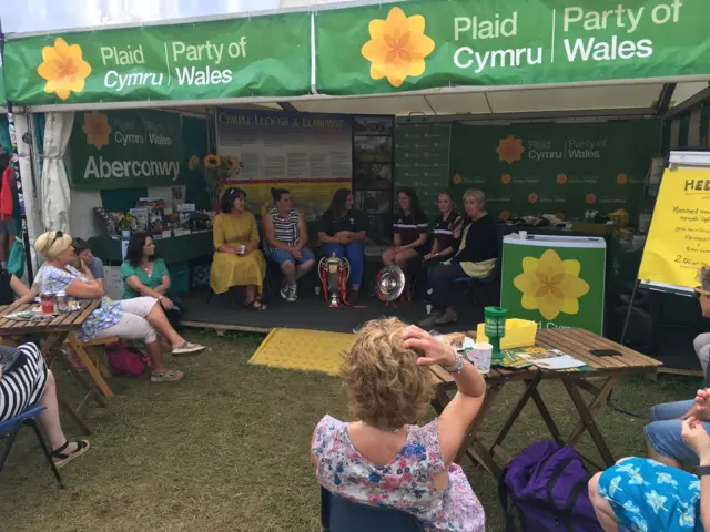 trafodaeth ym mhabell Plaid Cymru