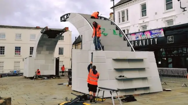 The bridge being erected in Grantham