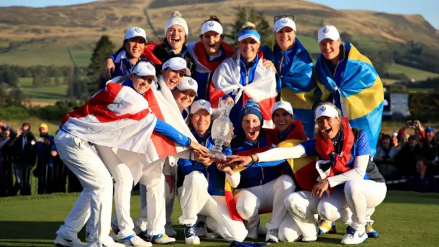 Europe team celebrate with the tophy