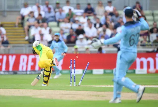 Jos Buttler runs Steve Smith out in the Cricket World Cup