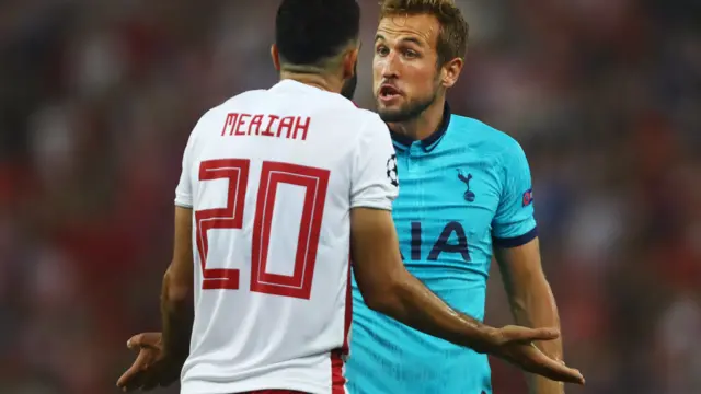 Harry Kane clashes with Yassine Meriah