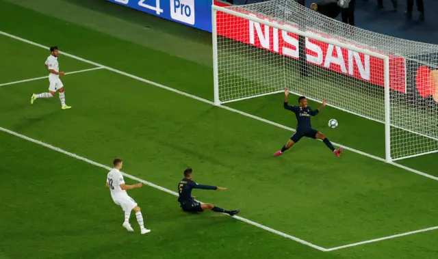 Thomas Meunier scores a third goal for PSG