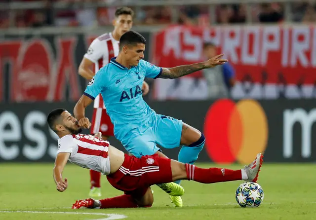 Erik Lamela loses the ball