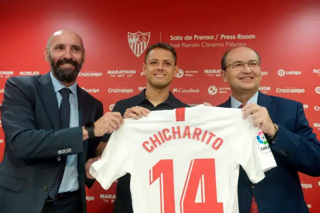 Mexican Javier Hernandez 'Chicharito' (C) poses with Sevilla FC president Jose Castro (R) and Sevilla's sporting director