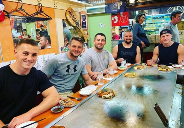 (L-R) Jonathan Davies, Dan Biggar, Wyn Jones, Tomas Francis and Hadleigh Parkes enjoy a meal out in Hiroshima