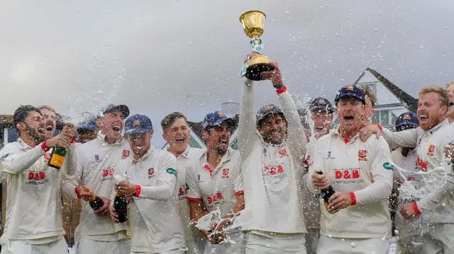 Ryan ten Doeschate receives the Championship trophy