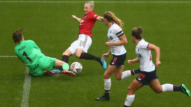 Leah Galton goes close for Manchester United