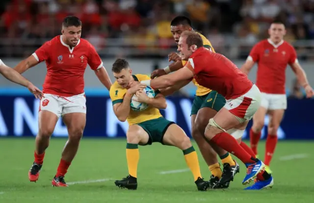 Alun Wyn Jones tackles Nic White