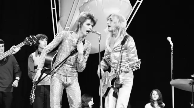 David Bowie, Mick Ronson on Top of the Pops in 1972