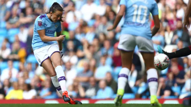 Caroline Weir scores for Man City