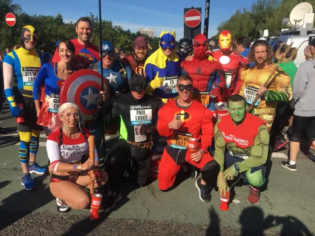 Runners dressed as superhoeros