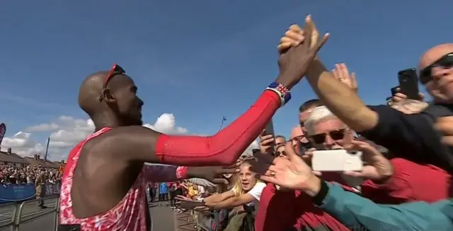 Mo Farah high fives crowd