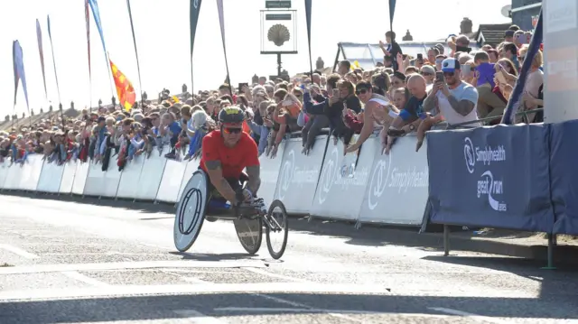 David Weir wins men's race