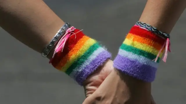 Tow people holding hands