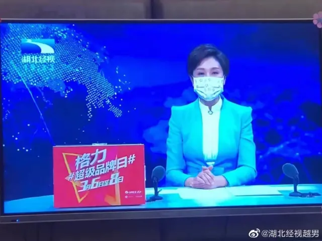 Chinese TV presenter wearing mask