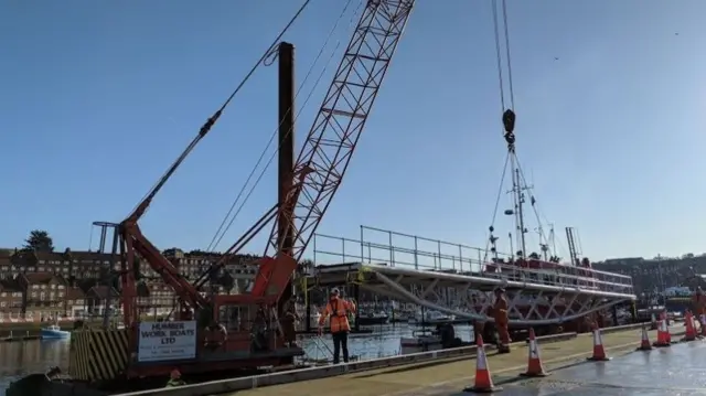 CRANE LIFTING PIER INSTALLATION