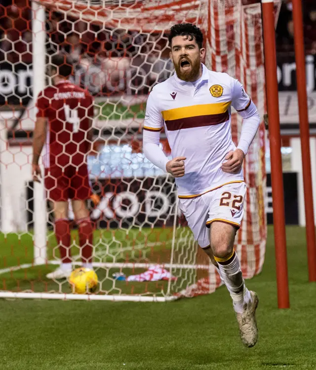 Motherwell's Liam Donnelly headed home the only goal of the game at Pittodrie